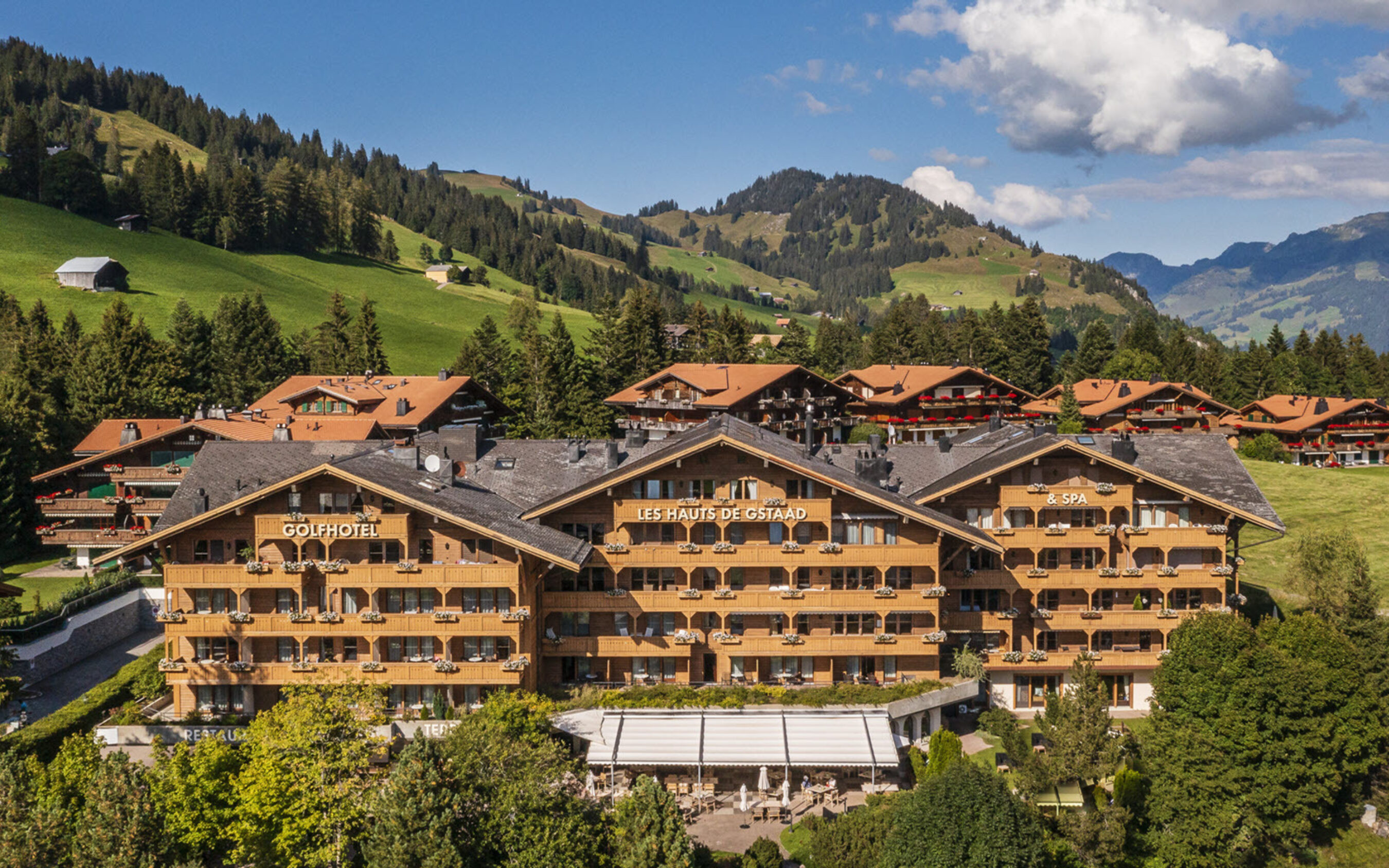 Saanenmöser Golfhotel Les Hauts de Gstaad und Spa Aussenansicht Sommer